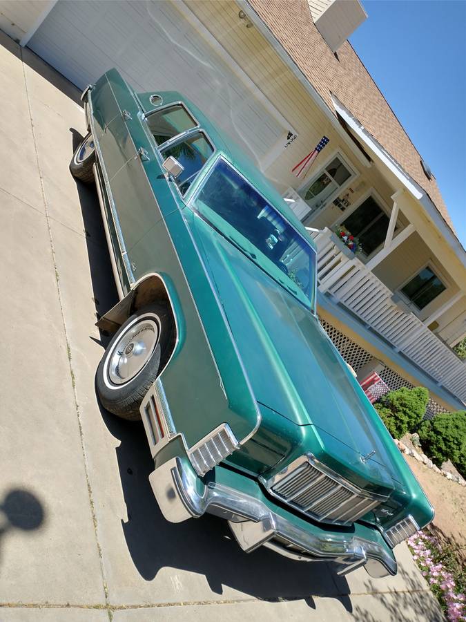 Lincoln-continental-town-car-1975-green-4