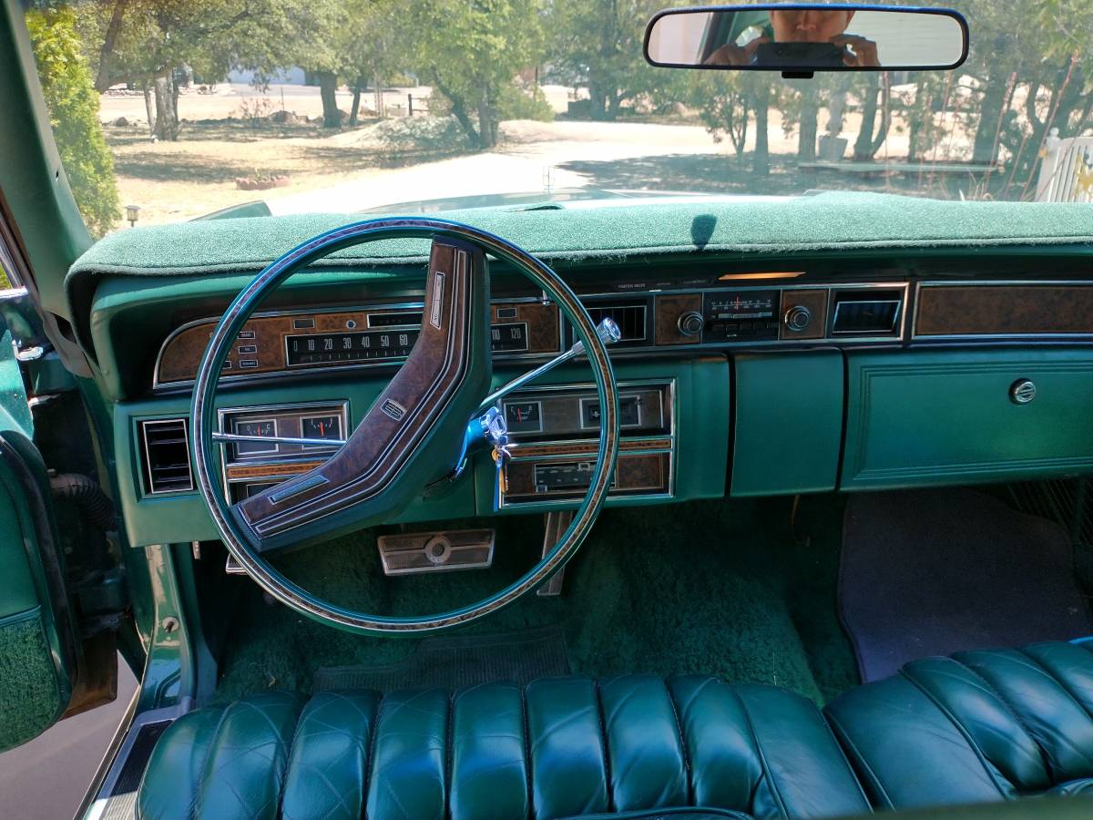 Lincoln-continental-town-car-1975-green-5