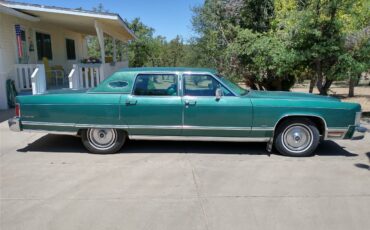 Lincoln-continental-town-car-1975-green-6