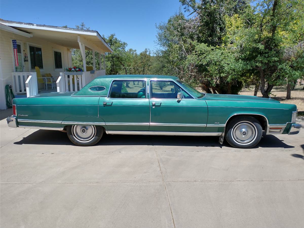 Lincoln-continental-town-car-1975-green-6