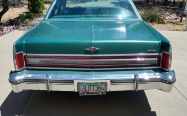 Lincoln-continental-town-car-1975-green-7