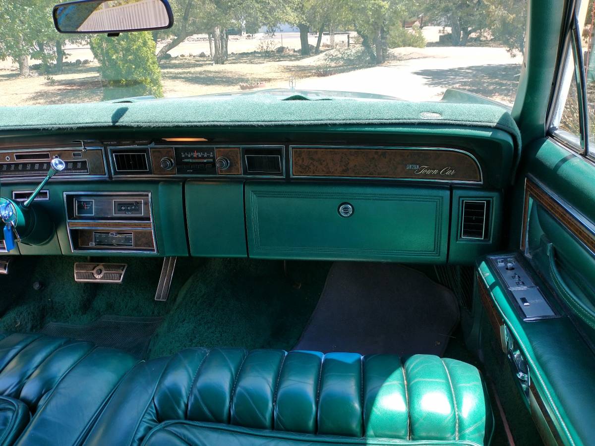 Lincoln-continental-town-car-1975-green-9