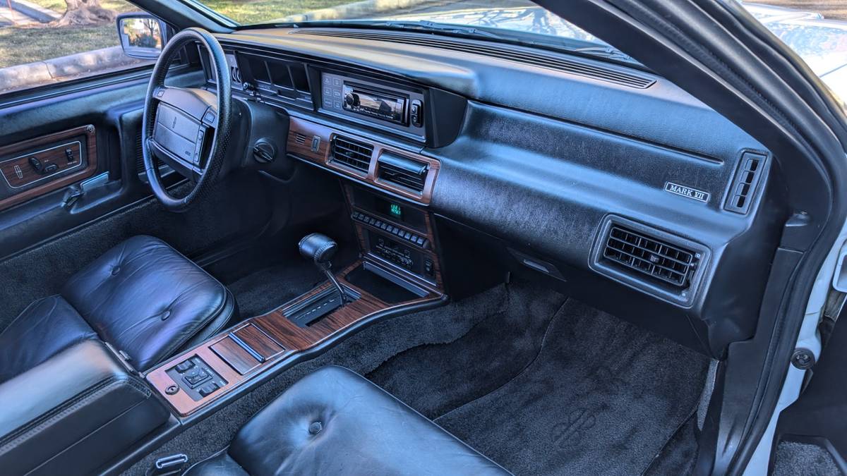 Lincoln-mark-vii-bill-blass-1990-white-15