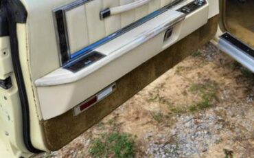 Lincoln-markv-1979-yellow-8