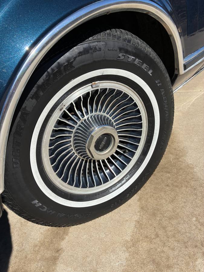 Lincoln-mk-v-1979-white-12