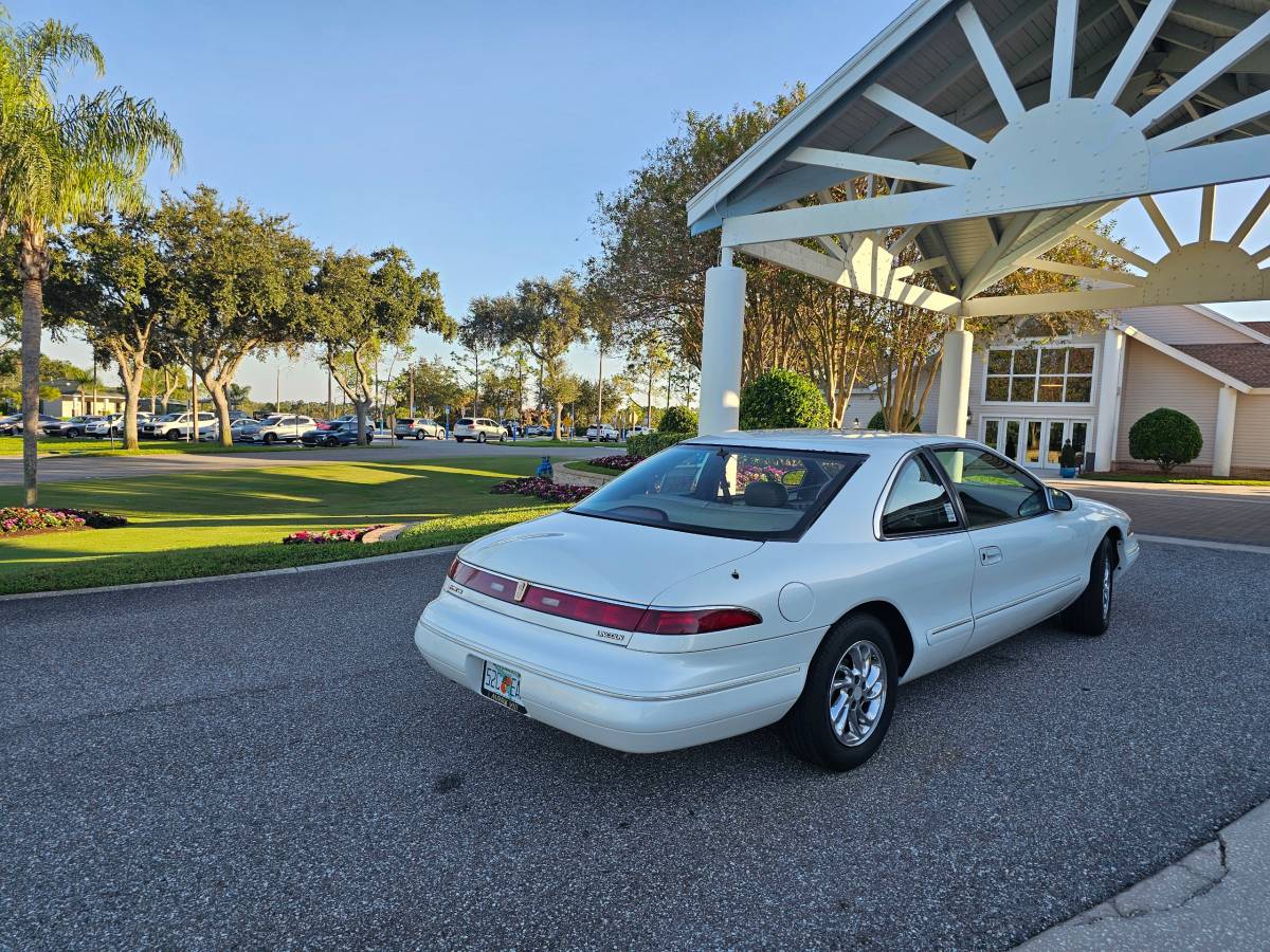 Lincoln-mkviii-1993-white-10