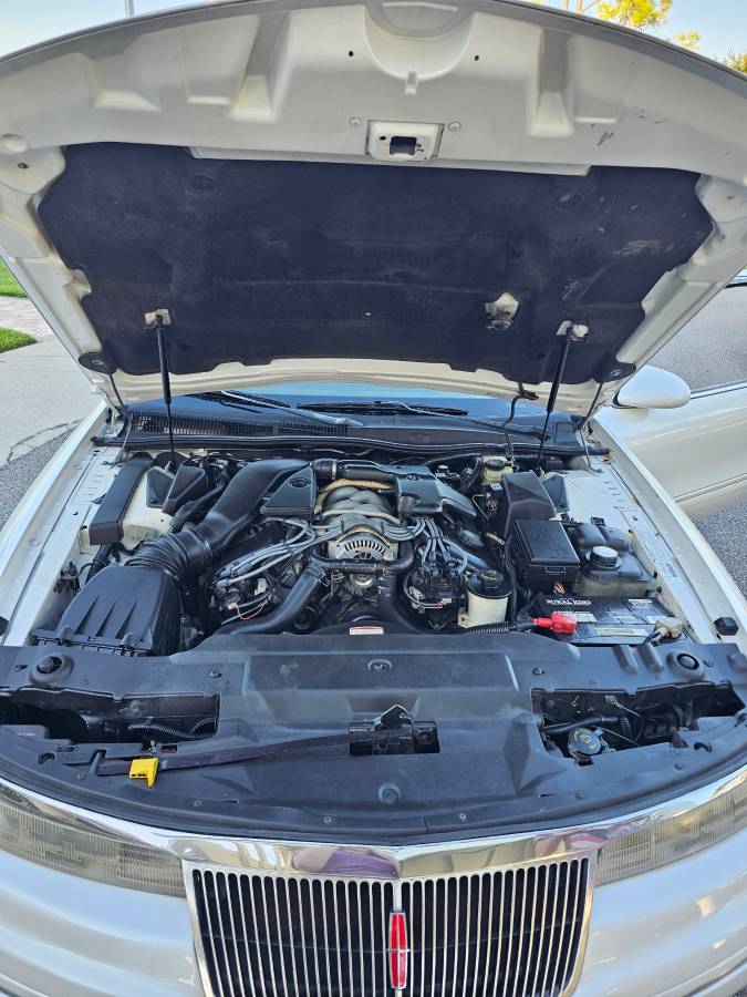 Lincoln-mkviii-1993-white-2