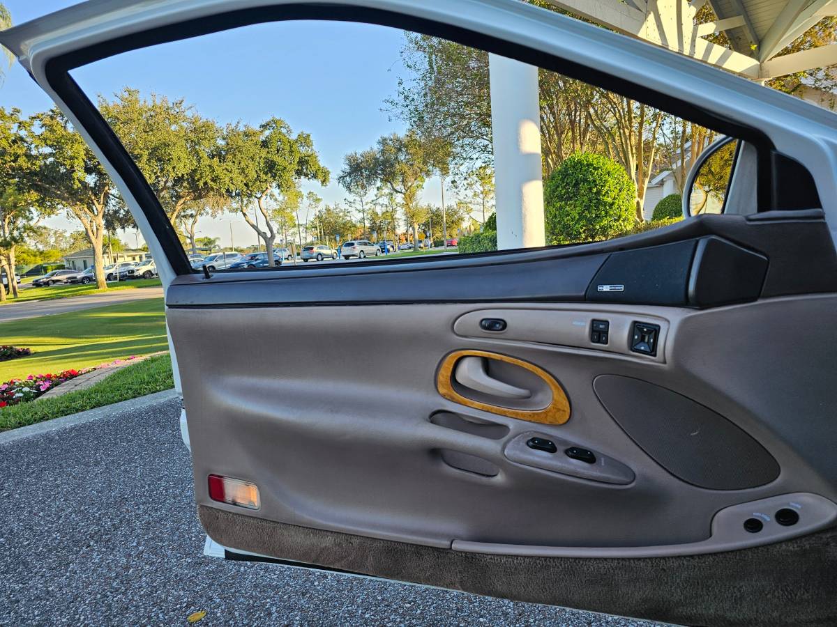 Lincoln-mkviii-1993-white-4