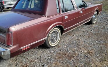 Lincoln-town-car-1986-13