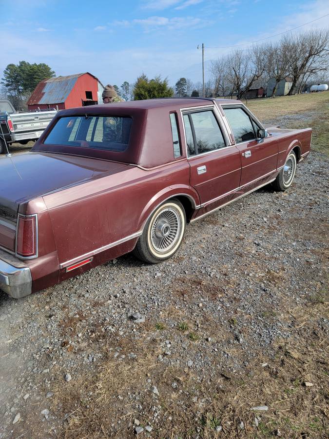 Lincoln-town-car-1986-13