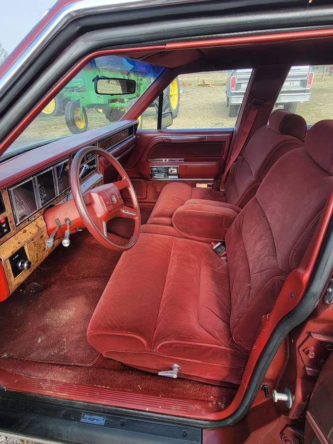 Lincoln-town-car-1986-6