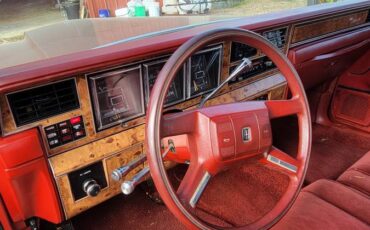 Lincoln-town-car-1986-7