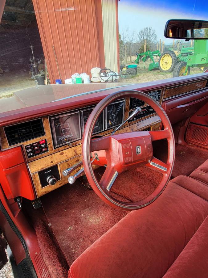 Lincoln-town-car-1986-7