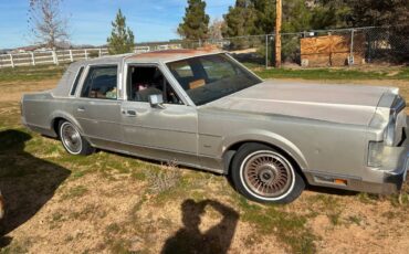 Lincoln-town-car-1988-3