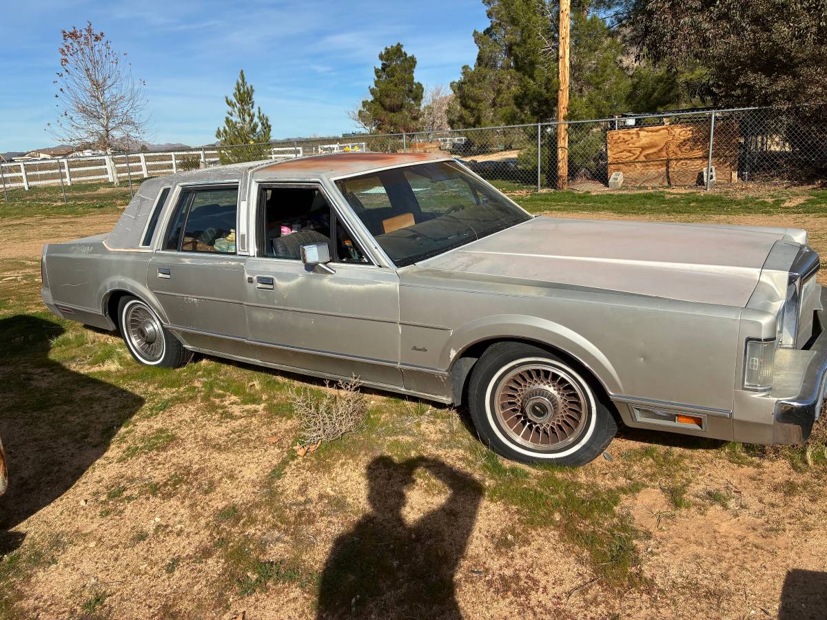 Lincoln-town-car-1988-3