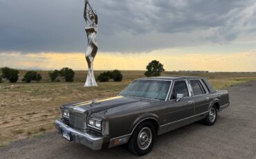 Lincoln-town-car-1988-3