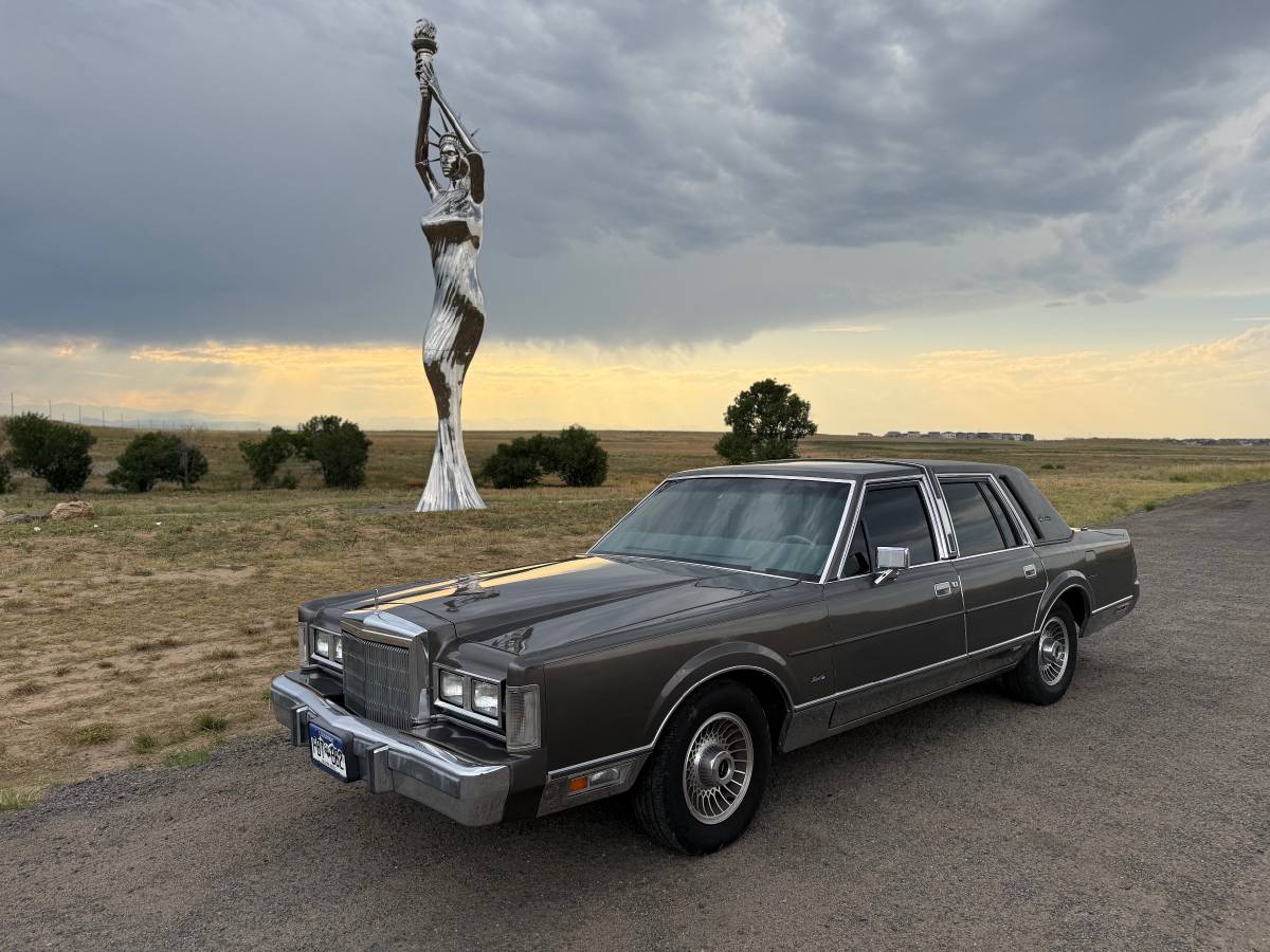 Lincoln-town-car-1988-3