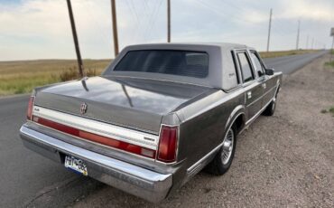 Lincoln-town-car-1988