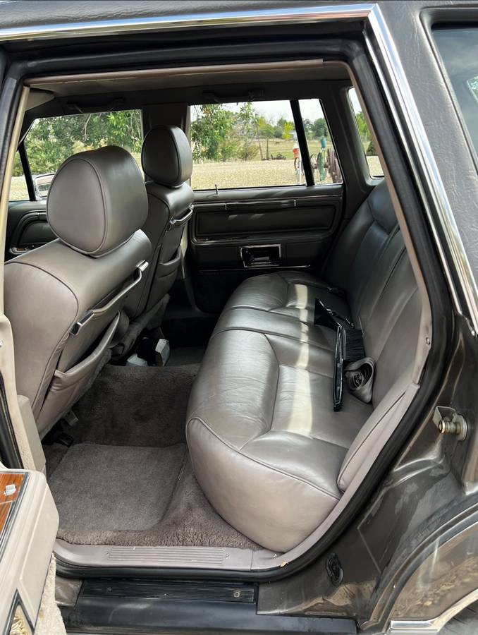 Lincoln-town-car-1988-4