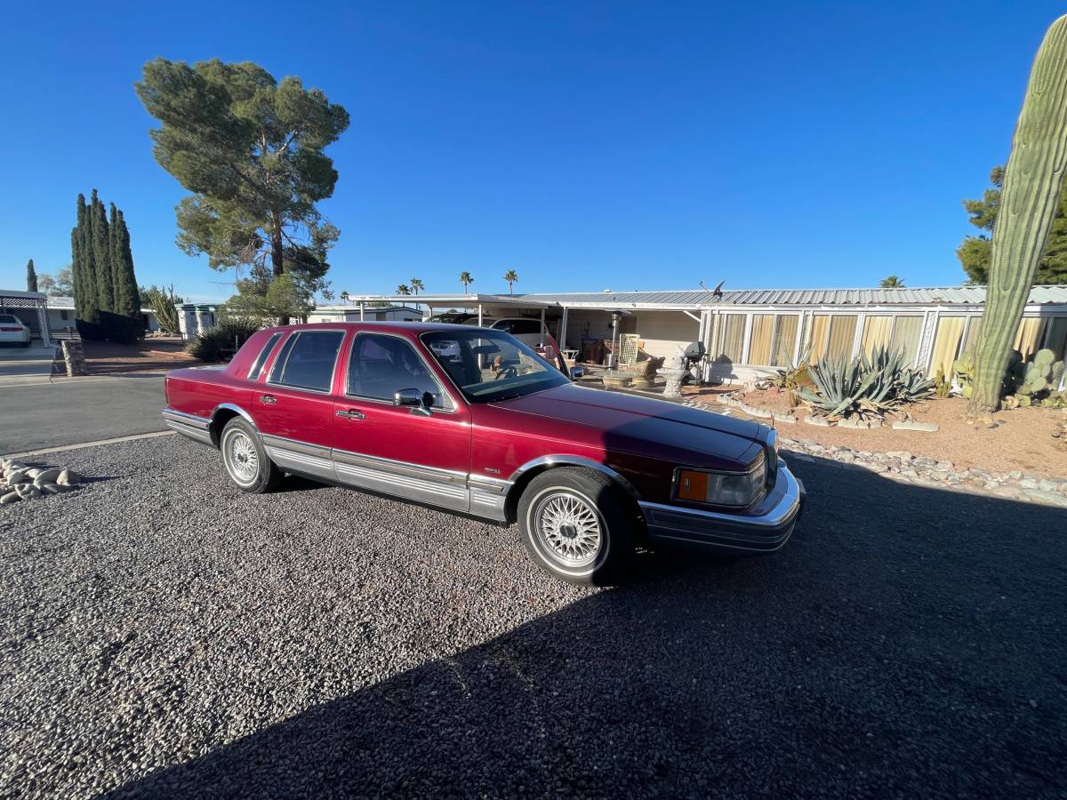 Lincoln-town-car-1990-3