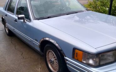 Lincoln-town-car-1990-blue