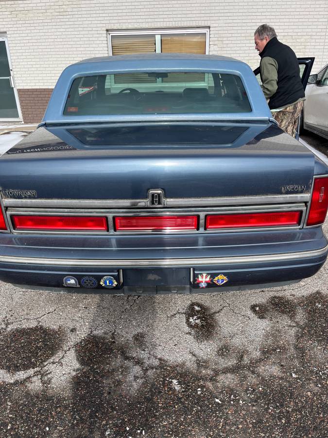 Lincoln-town-car-baseexecutive-1996-blue-1
