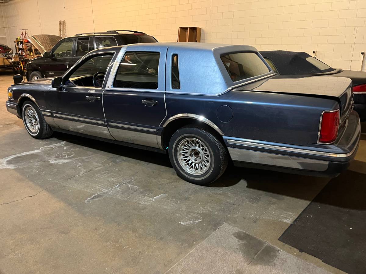 Lincoln-town-car-baseexecutive-1996-blue-4