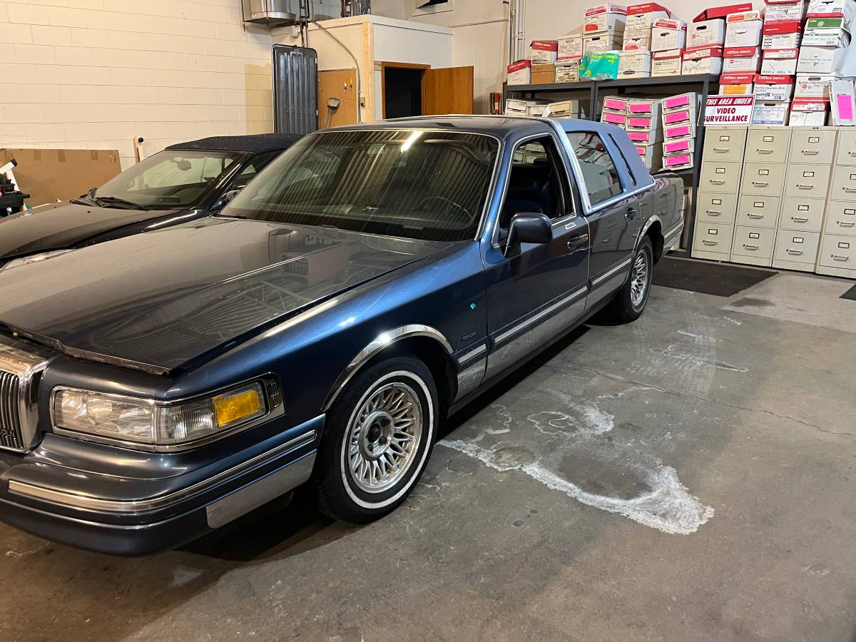 Lincoln-town-car-baseexecutive-1996-blue-5