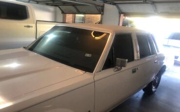 Lincoln-town-car-executive-1989-white-1