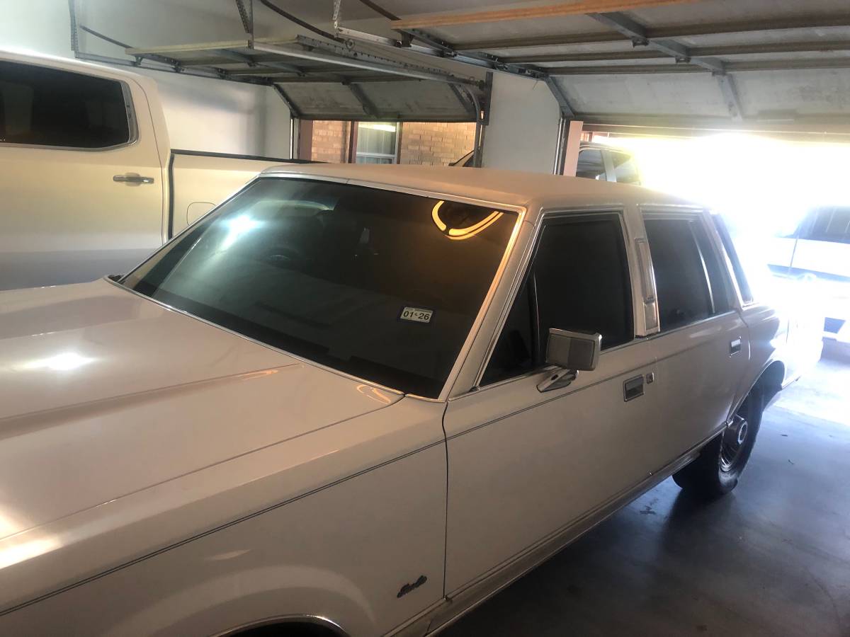 Lincoln-town-car-executive-1989-white-1