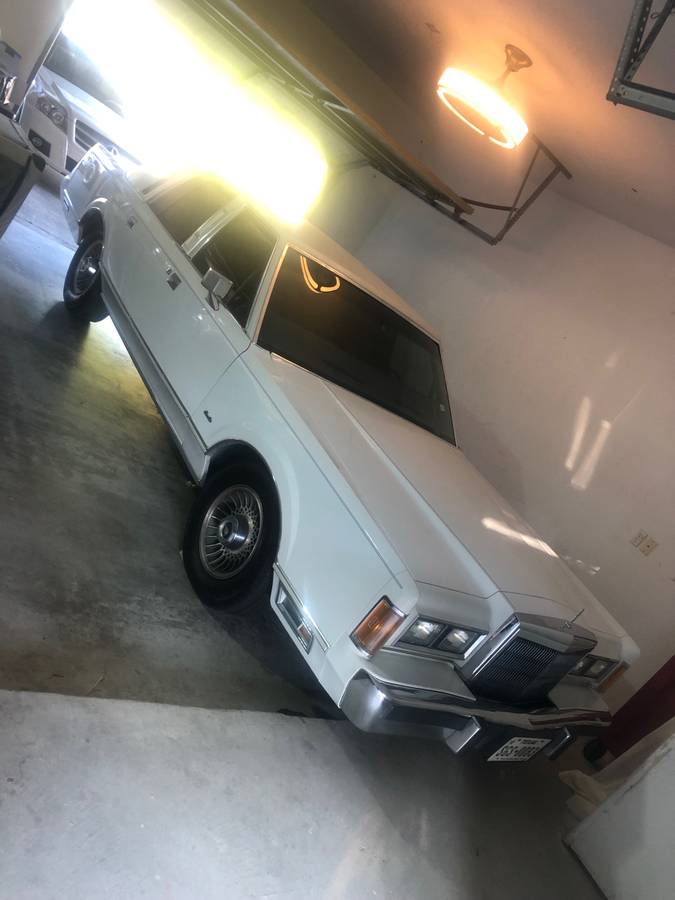 Lincoln-town-car-executive-1989-white-2