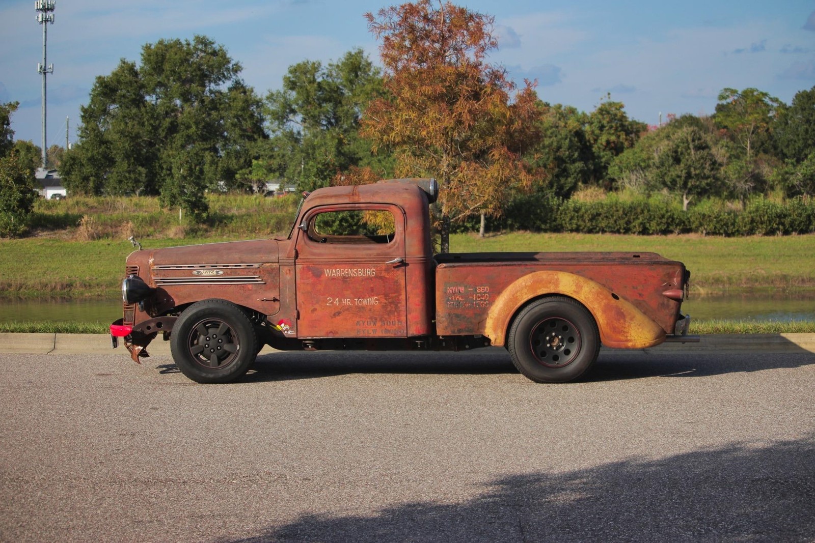 Mack-Rat-Rod-1939-2-Door-1