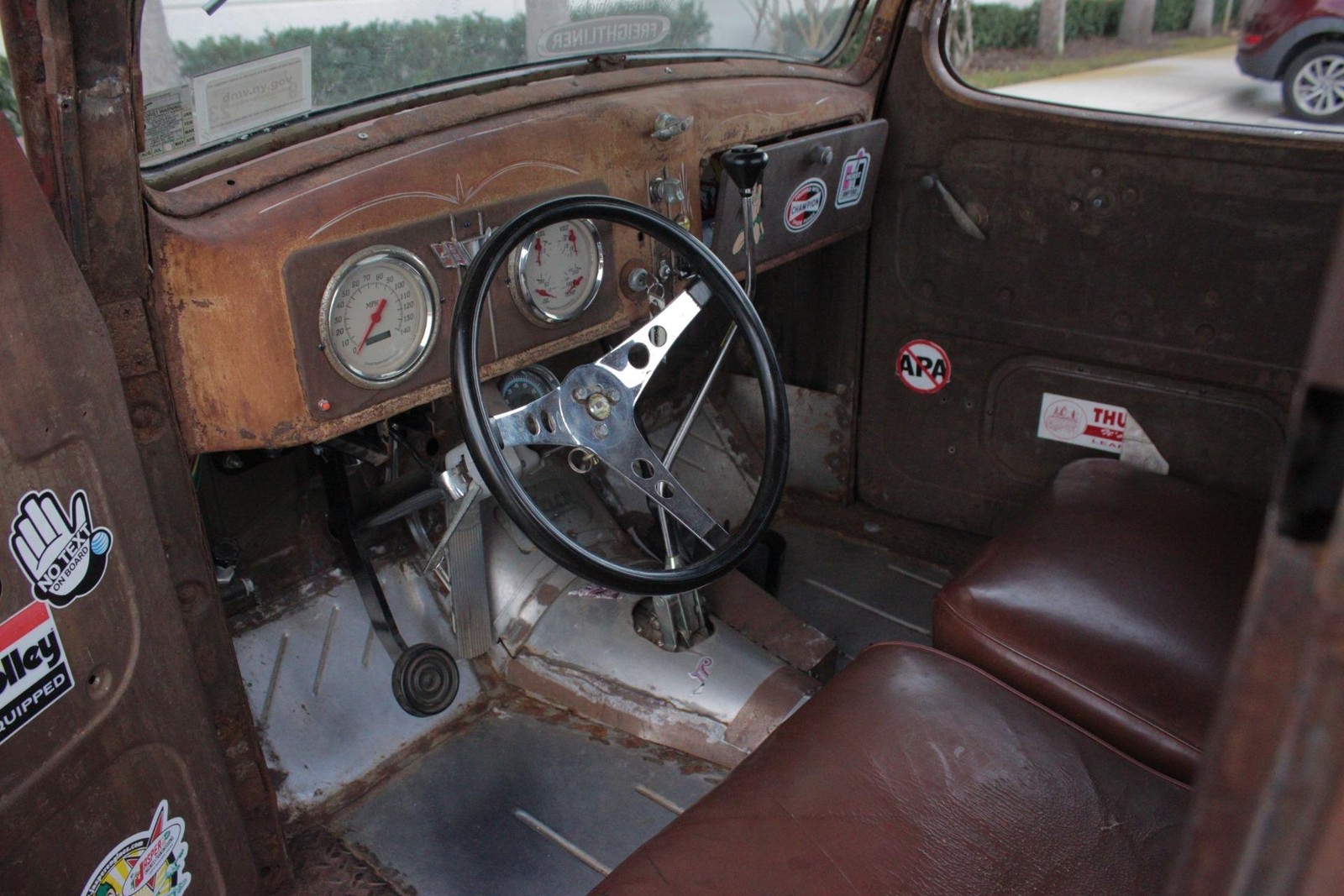 Mack-Rat-Rod-1939-2-Door-10