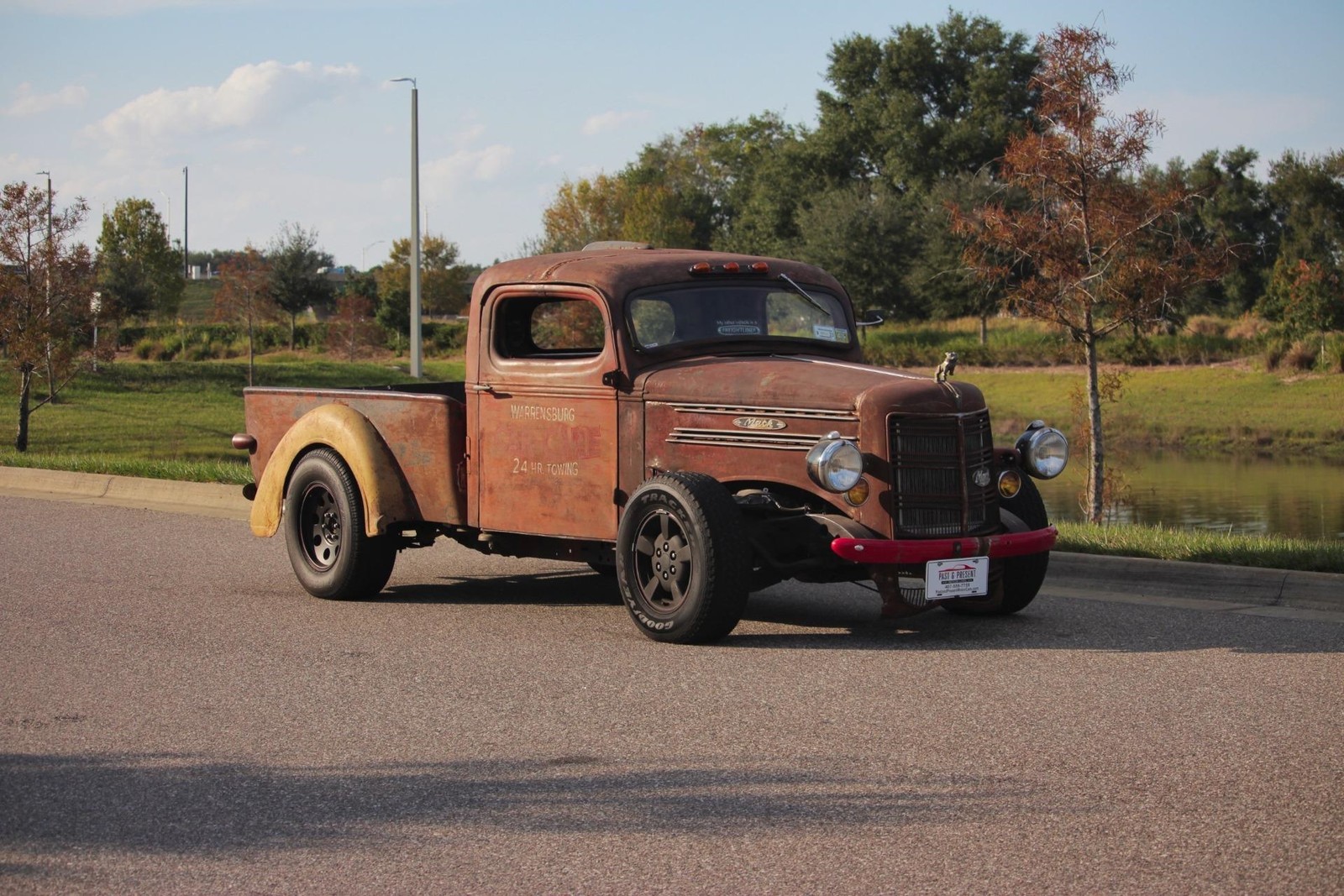 Mack-Rat-Rod-1939-2-Door-32