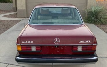 Maercedes-benz-240d-diesel-1977-red-3