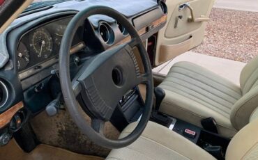 Maercedes-benz-240d-diesel-1977-red-8