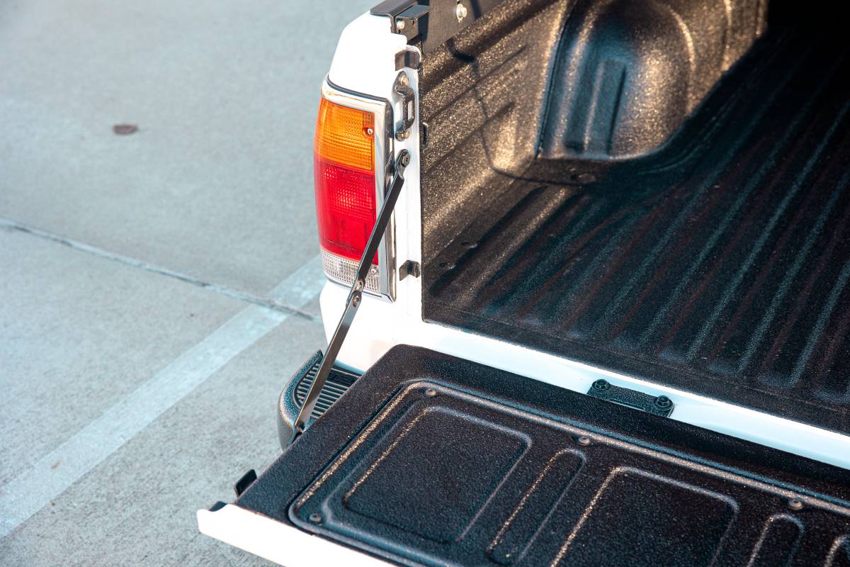 Mazda-b-series-b2200-short-bed-1991-white-1