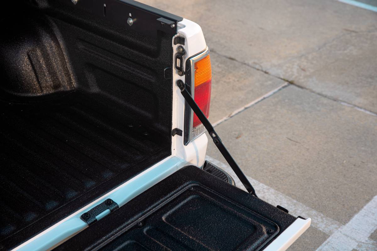 Mazda-b-series-b2200-short-bed-1991-white-13