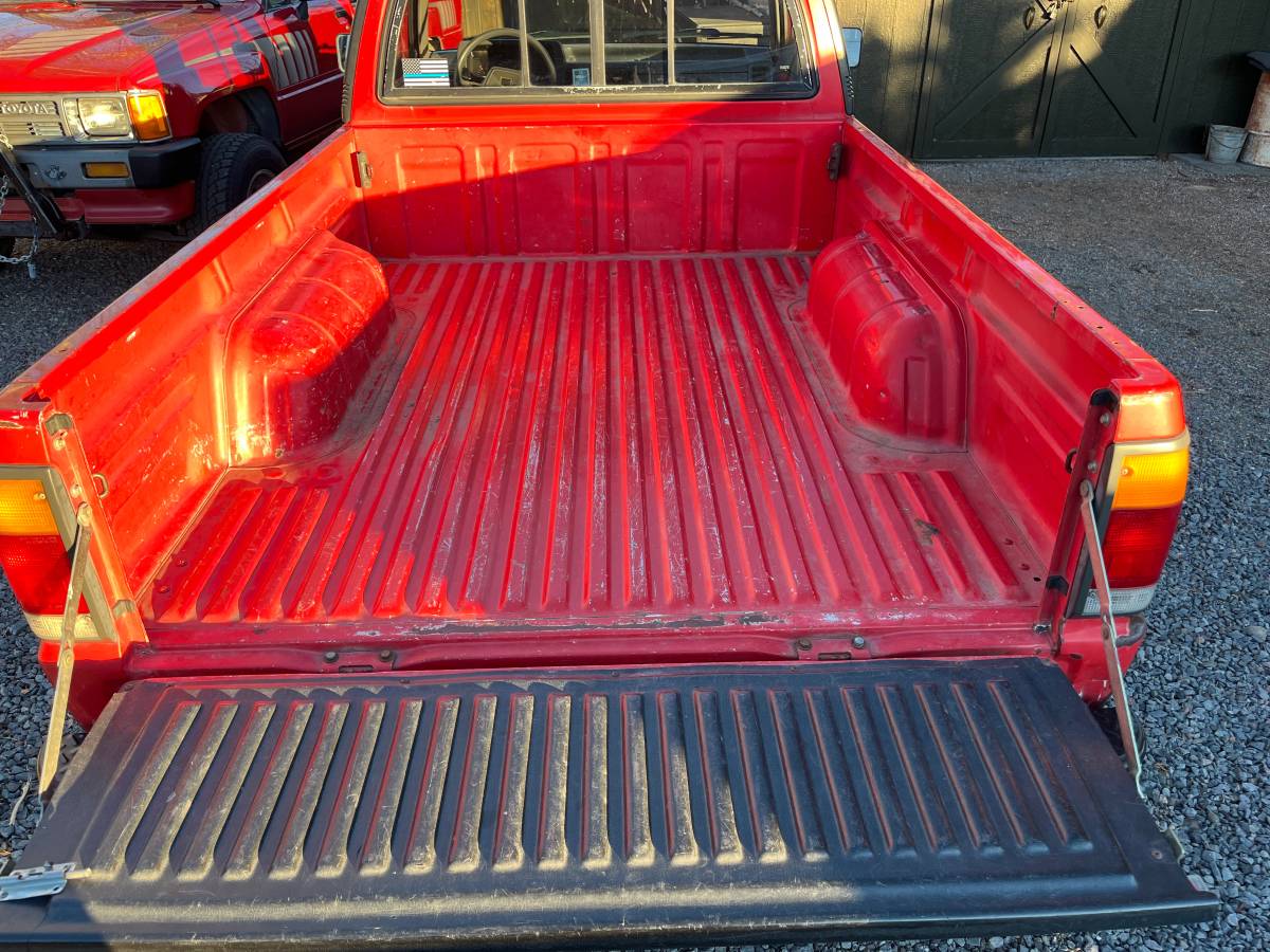 Mazda-se-5-pick-up-1986-red-2