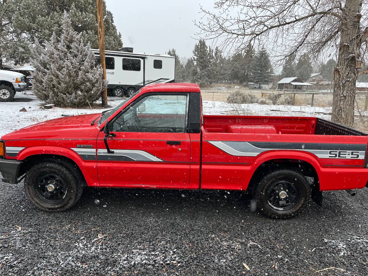 Mazda-se-5-pick-up-1986-red-8