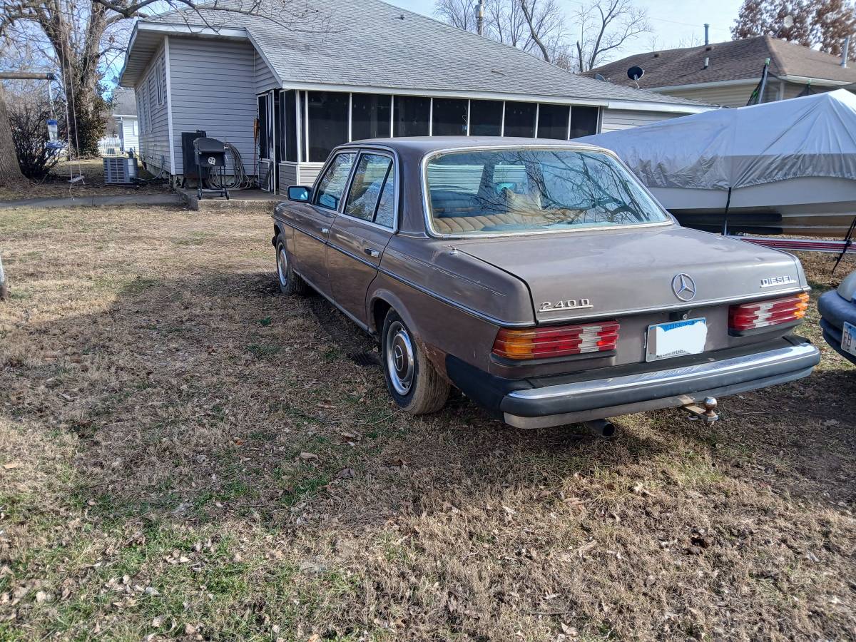 Mercedes-240d-diesel-1979-brown-1