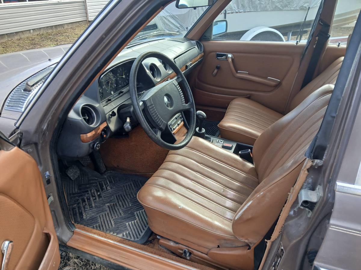 Mercedes-240d-diesel-1979-brown-2