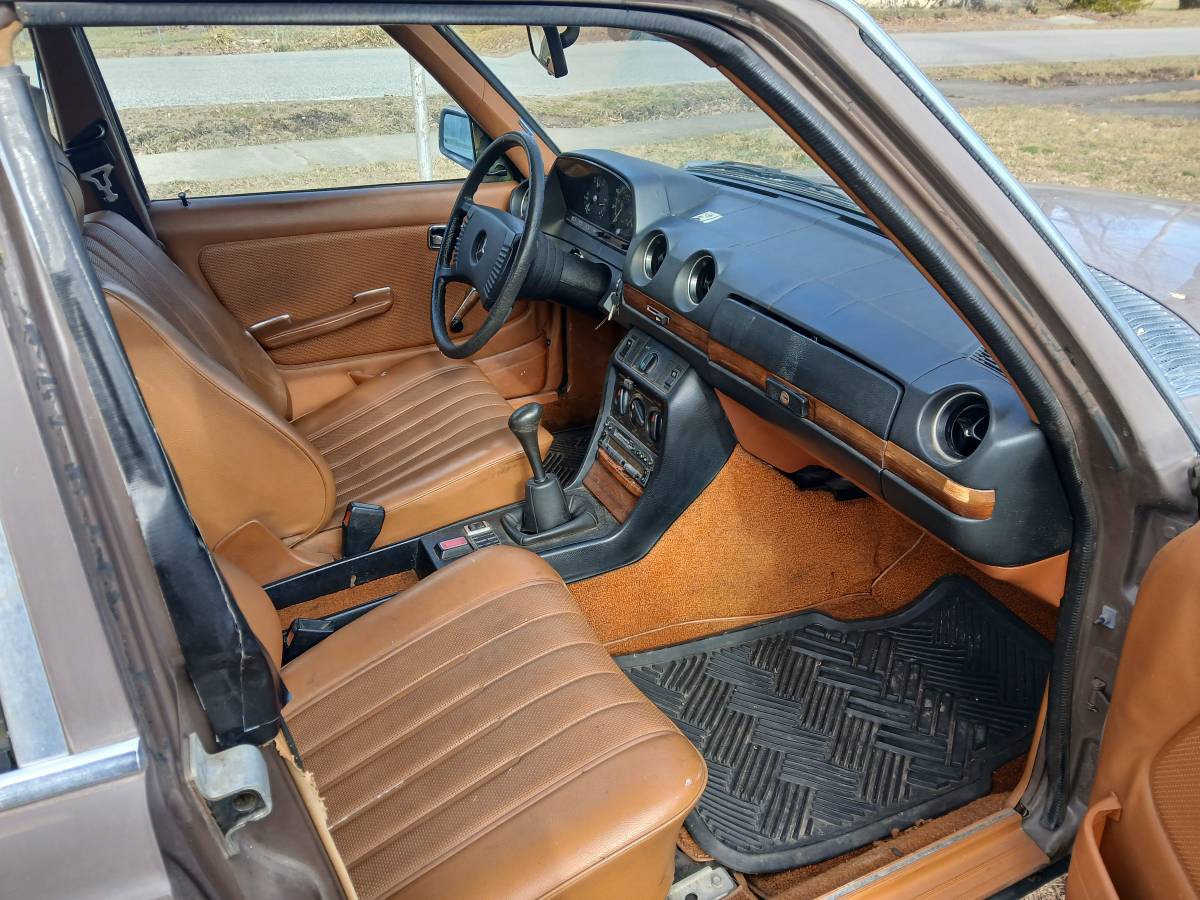 Mercedes-240d-diesel-1979-brown-4