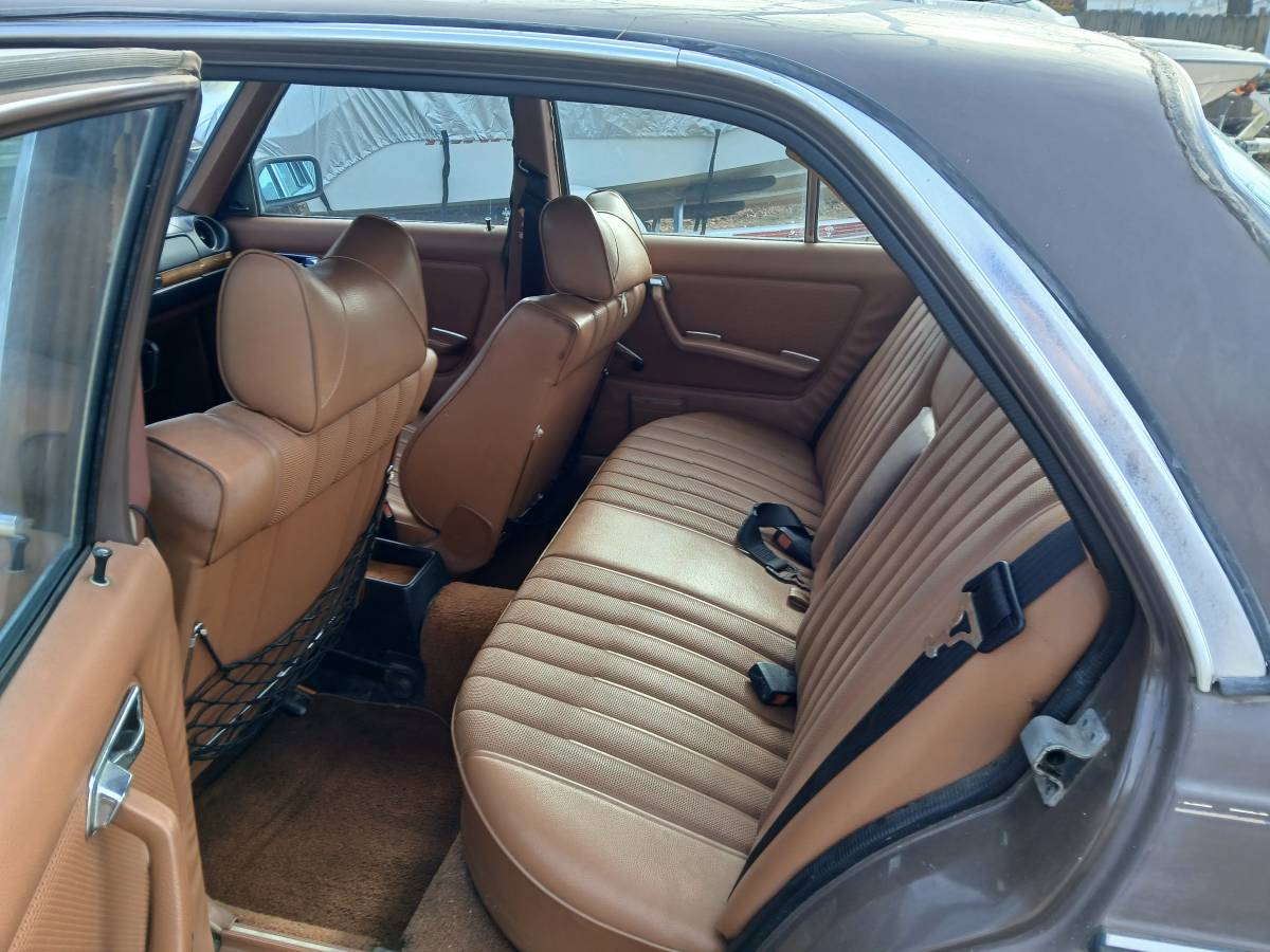 Mercedes-240d-diesel-1979-brown-5