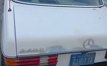 Mercedes-240d-diesel-1979-white-12