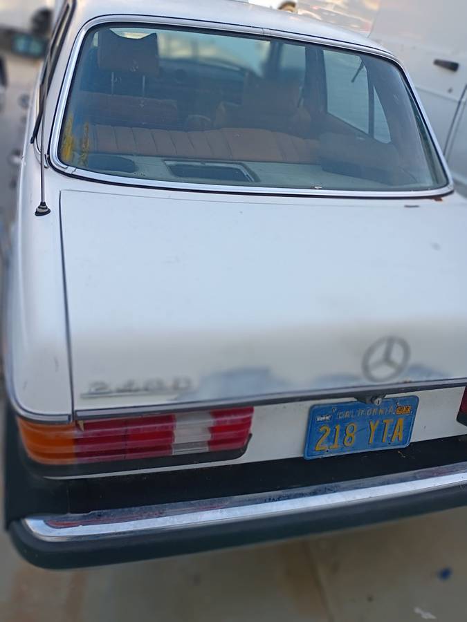 Mercedes-240d-diesel-1979-white-12