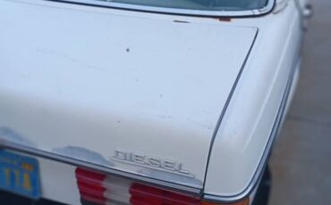 Mercedes-240d-diesel-1979-white-13