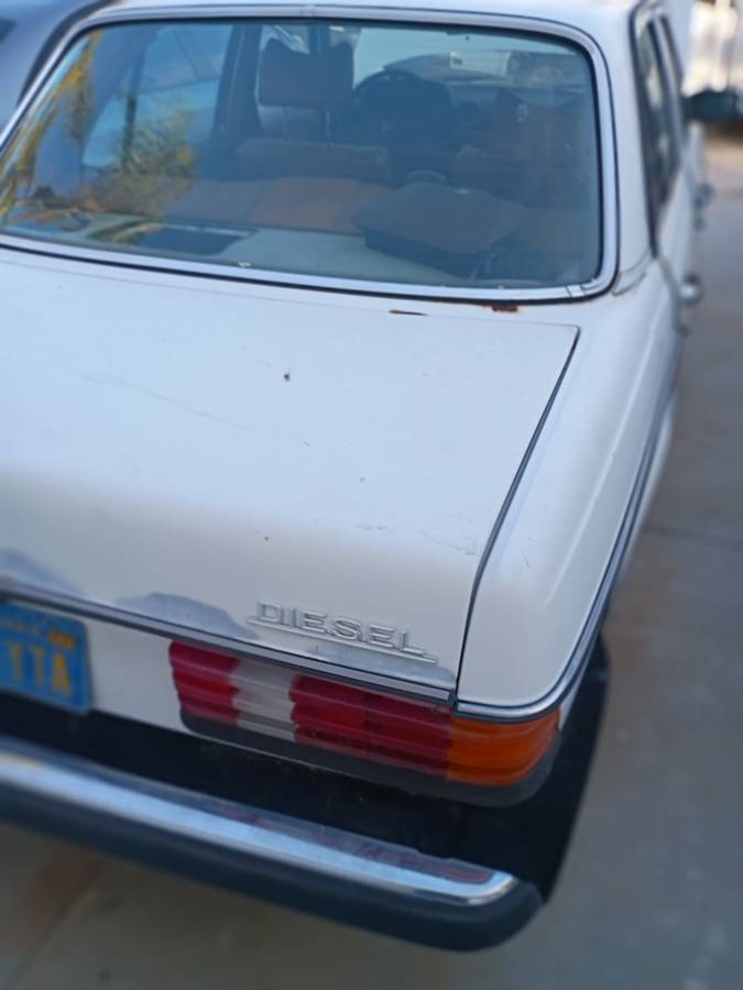 Mercedes-240d-diesel-1979-white-13