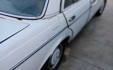 Mercedes-240d-diesel-1979-white-14