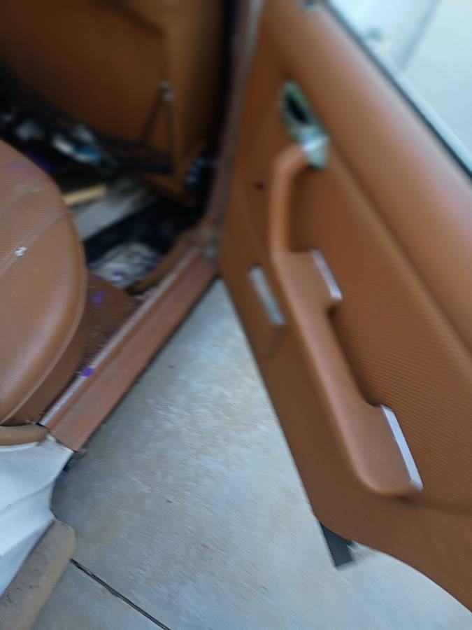 Mercedes-240d-diesel-1979-white-16